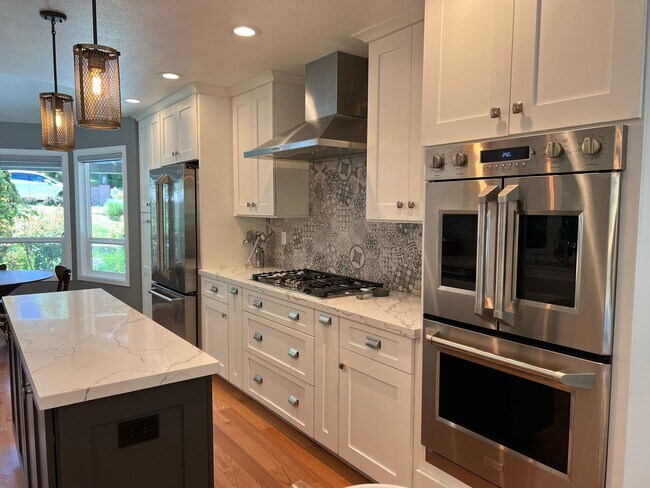 Building Photo - 2720 W Lake Ridge Shores