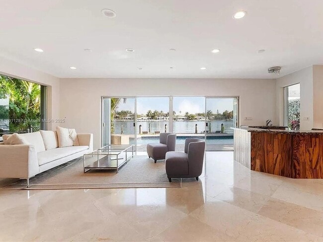 Primary Photo - 565 N Shore Dr