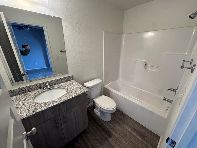 Building Photo - 1512 S Razorback Rd