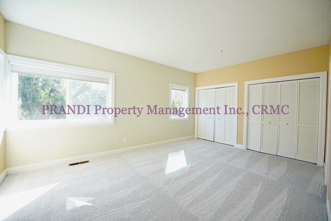 Building Photo - Exclusive Home in Gated Community!