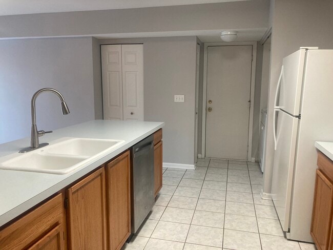 Building Photo - 1093 Symphony Dr