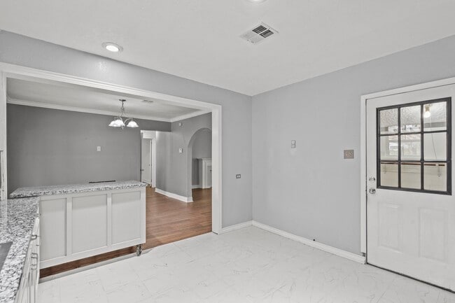 Building Photo - 2406 Oaklawn Dr