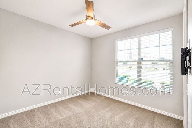 Building Photo - 9742 Thatcher Ave