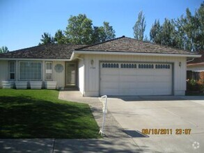 Building Photo - 3 Bedroom/ 2 Bathroom Single Level Home **...