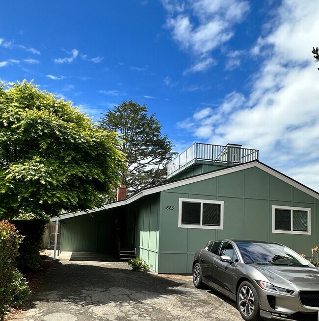 Building Photo - Cedar St in Aptos great 3 Bedroom