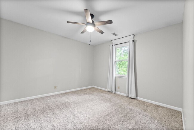 Building Photo - Pet Friendly Three Bedroom!