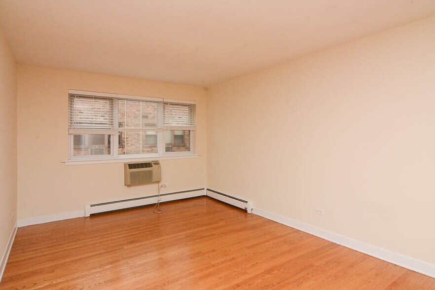 Building Photo - 639 W Wrightwood Ave