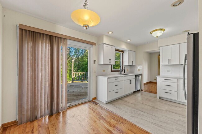 Building Photo - 62 E Fox Hill Dr