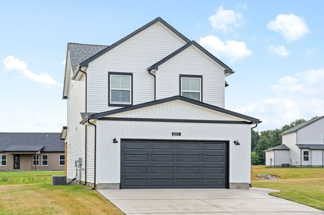 Building Photo - Pet Friendly Three Bedroom with Bonus!
