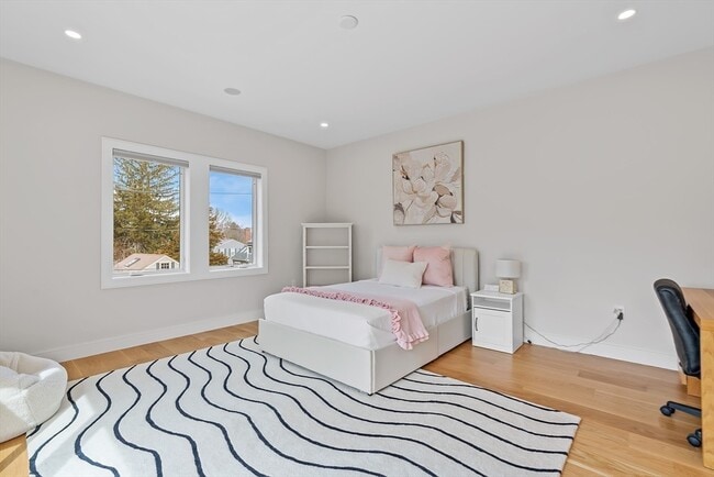 Building Photo - 5 Colonial Rd