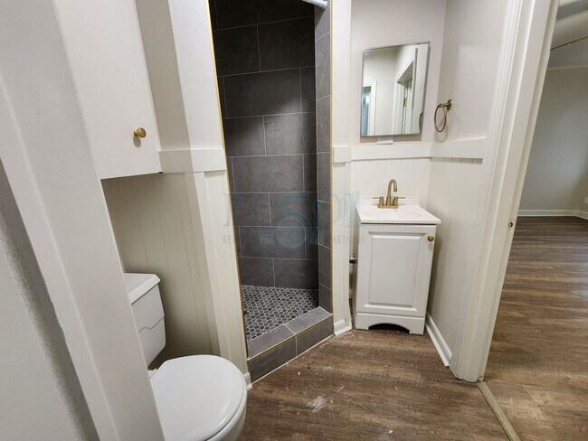 Building Photo - Compeltely Remodeled 3 Bedroom 3 Bathroom