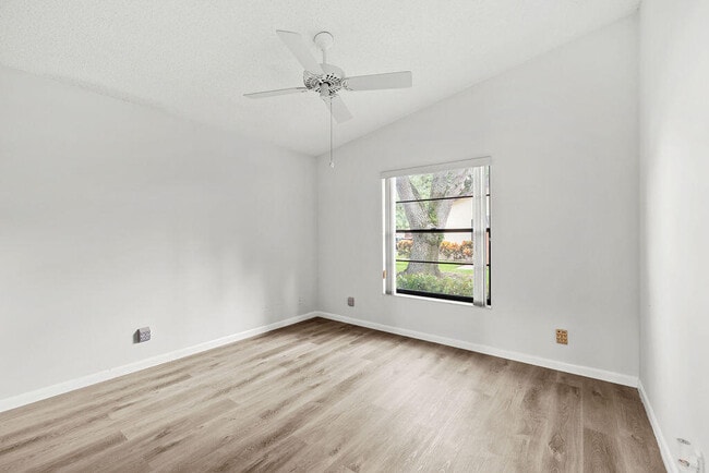 Building Photo - 8019 SE Villa Cir