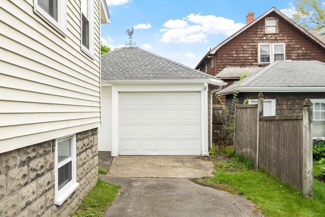 Building Photo - 76 Lynde Ave