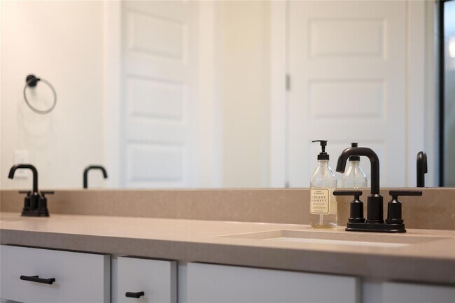 Building Photo - 4902 Seadrift Dr
