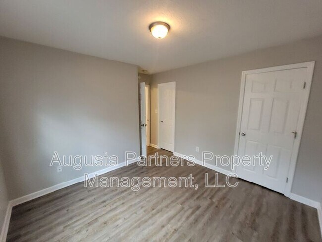 Building Photo - 1234 Longpoint Dr