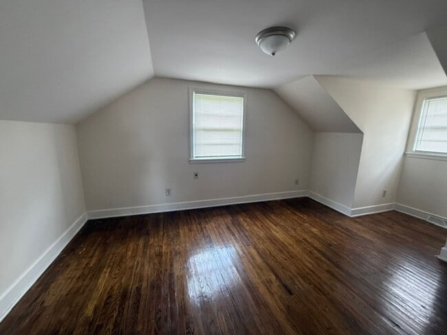 Building Photo - Four bedroom, 2 bath house in Burlington