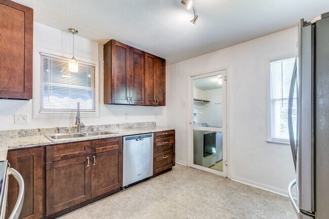 Building Photo - Charming Home in Alamo Heights ISD with Bo...