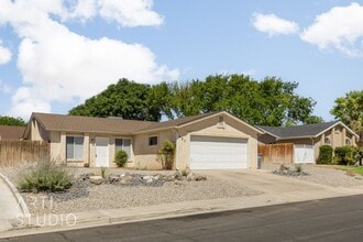 Building Photo - 3 Bedroom, 2 Bathroom Home in the Red Clif...