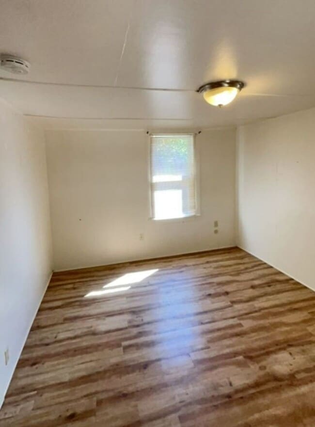 Building Photo - SMALL COTTAGE LIKE HOME IN DESIRABLE WEST ...