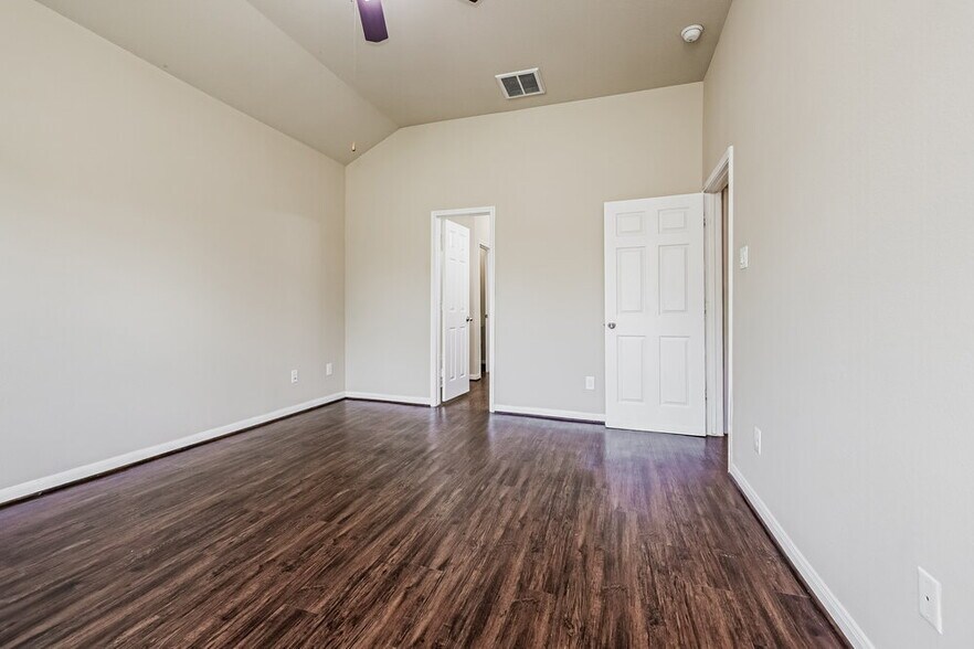 Building Photo - 23703 Maple View Dr