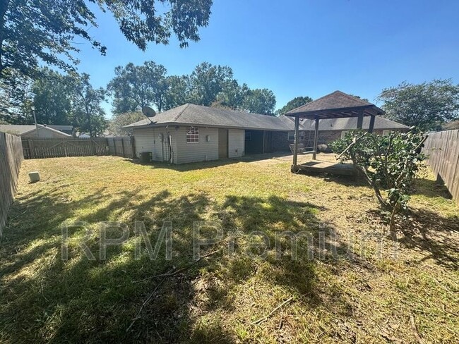 Building Photo - 2175 Deerwood Dr
