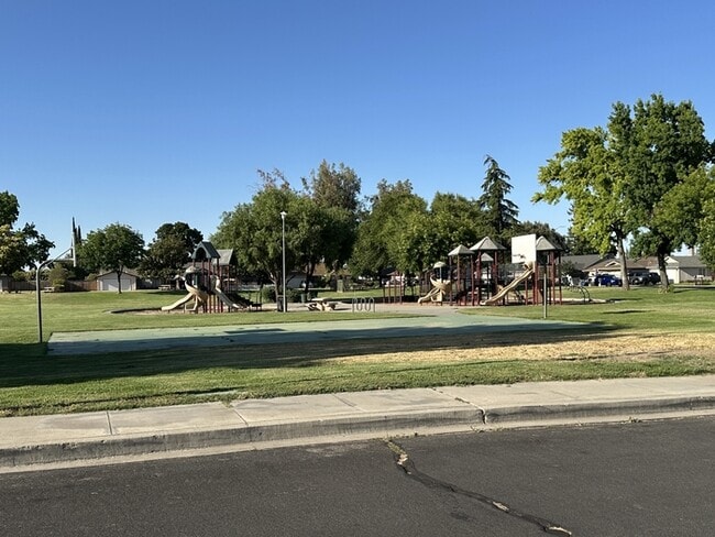 Building Photo - MANTECA 3 BEDROOM 2 BATH HOME