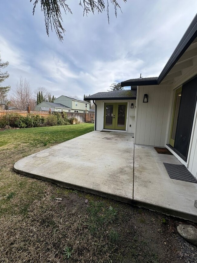 Building Photo - 4 Bed 2 Bath House Modern Comfort Meets En...