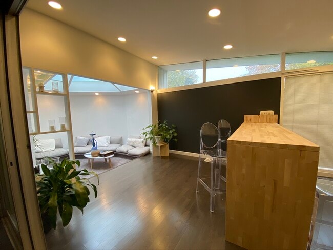 Building Photo - 2104 Zuppke Dr