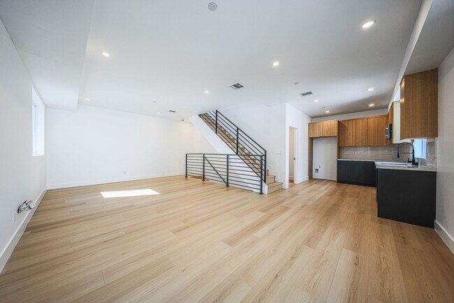 Building Photo - 1237 N Orange Dr