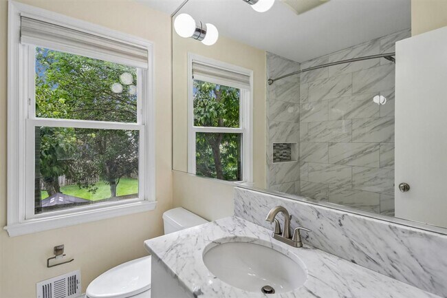 Building Photo - Lovely 2 BR Townhome off Wootton Parkway. Available NOW!