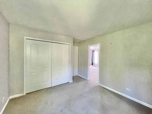 Building Photo - 2250 Lakeside Dr