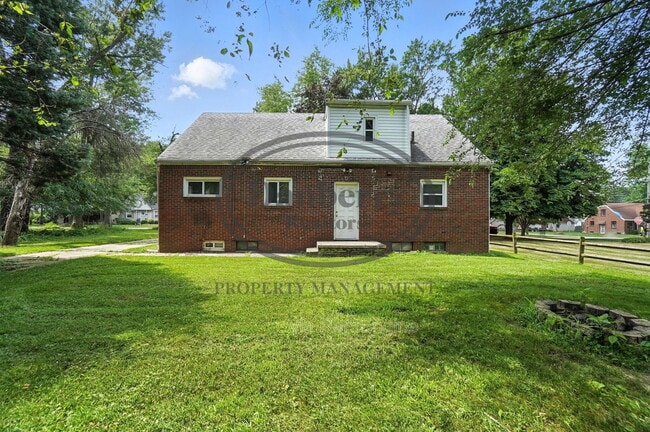 Building Photo - 822 Searles Rd