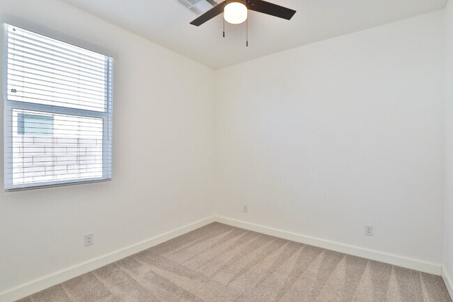 Building Photo - 548 E Vail Ln