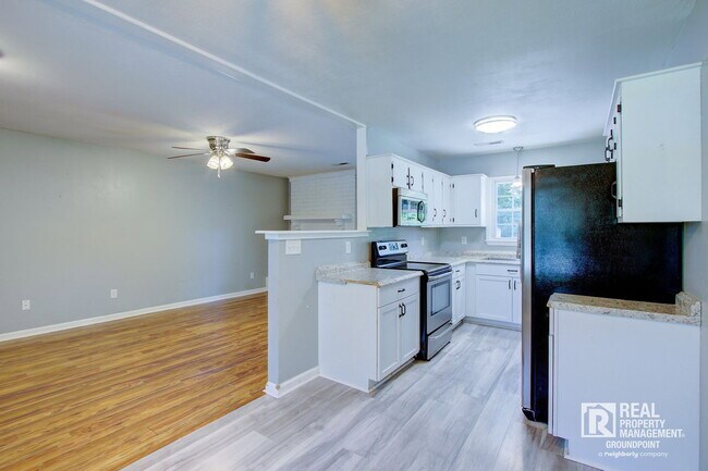 Building Photo - 443 Robin Dr