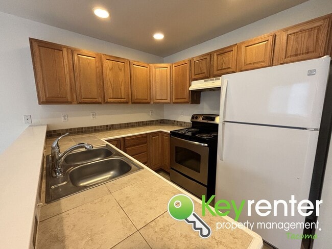 Building Photo - Modern 3 Bedroom 2.5 Bathroom Tacoma Duplex Near Shopping, Parks and Freeways