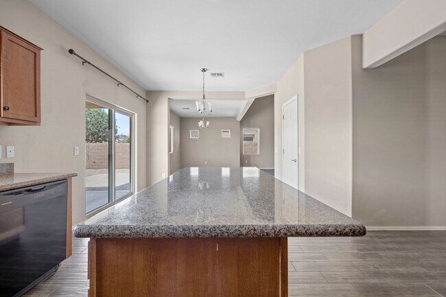 Building Photo - Beautiful 3 Bedroom with Den Home in Sagua...