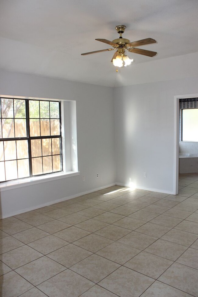 Building Photo - Charming 3-Bedroom Home in Jamesway Additi...