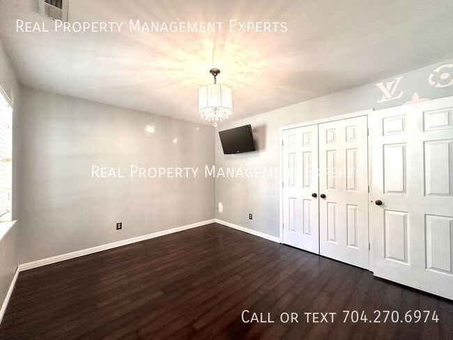 Building Photo - 8509 Golf Ridge Dr