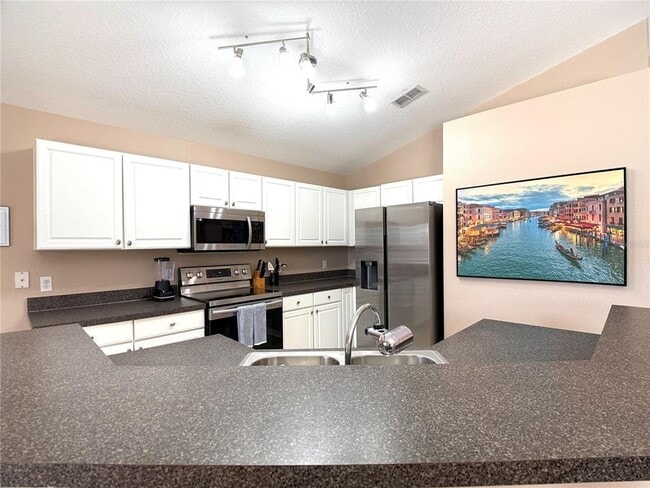 Building Photo - 353 Kensington Dr