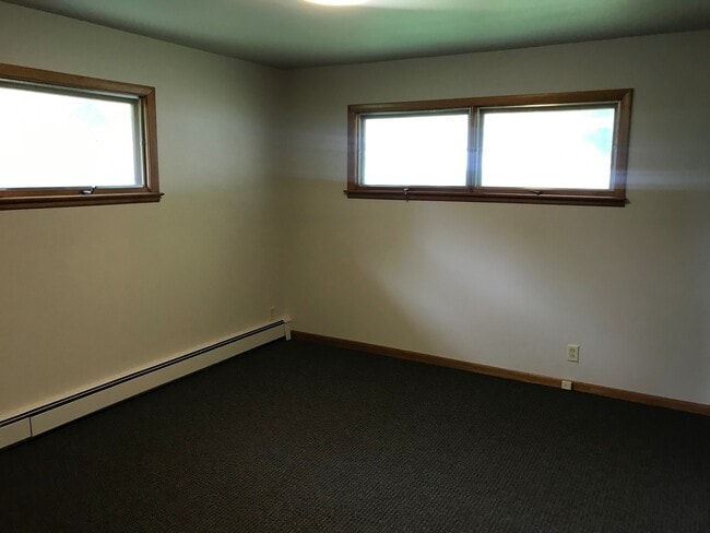 Building Photo - Large 5 bed 3 bath family home with two separate kitchens! Close to Augustana!