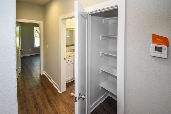 Building Photo - Gorgeous 4 Bedroom, 2 Bathroom Home in Far...