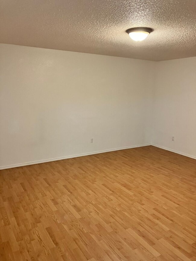 Building Photo - 2429 NE Saratoga St