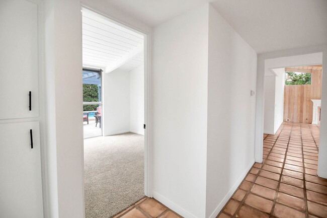 Building Photo - Stunning Woodland Hills Pool Home – South ...