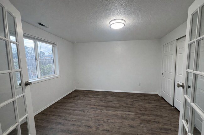 Building Photo - Freshly Updated 4-Bedroom Kennewick Rental – Available Now