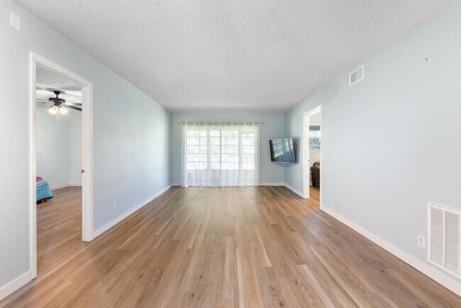 Building Photo - 124 Lake Constance Dr