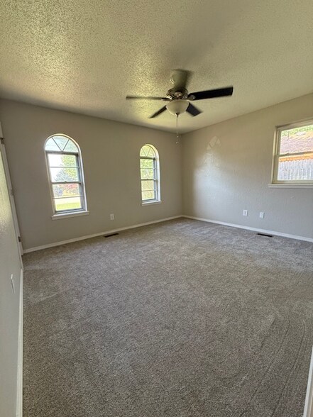 Building Photo - 608 Linda Ln