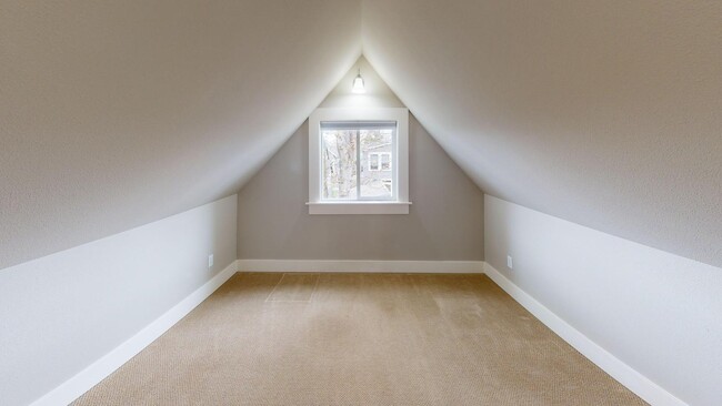 Building Photo - 812 W Bothwell St