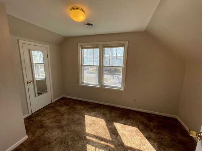 Building Photo - 2 bedroom Home Near Campus! Preleasing for...