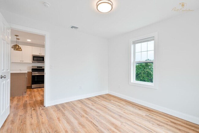 Building Photo - Updated 2 Bedroom Apartment with Laundry & Parking in Cranston, RI