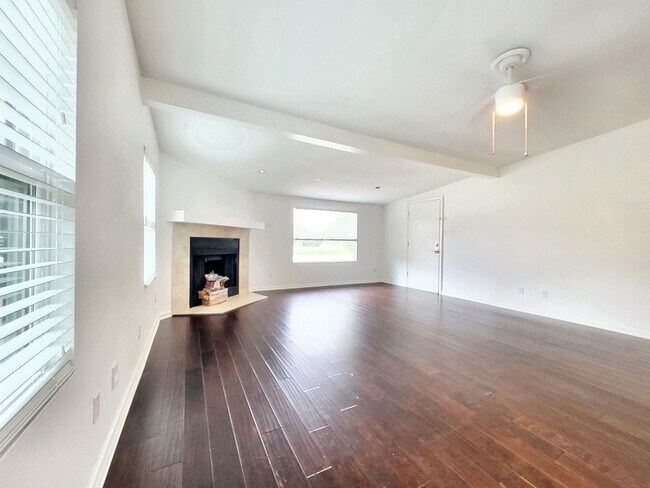 Building Photo - Inviting 3BD/1BA Home with Large Yard and ...